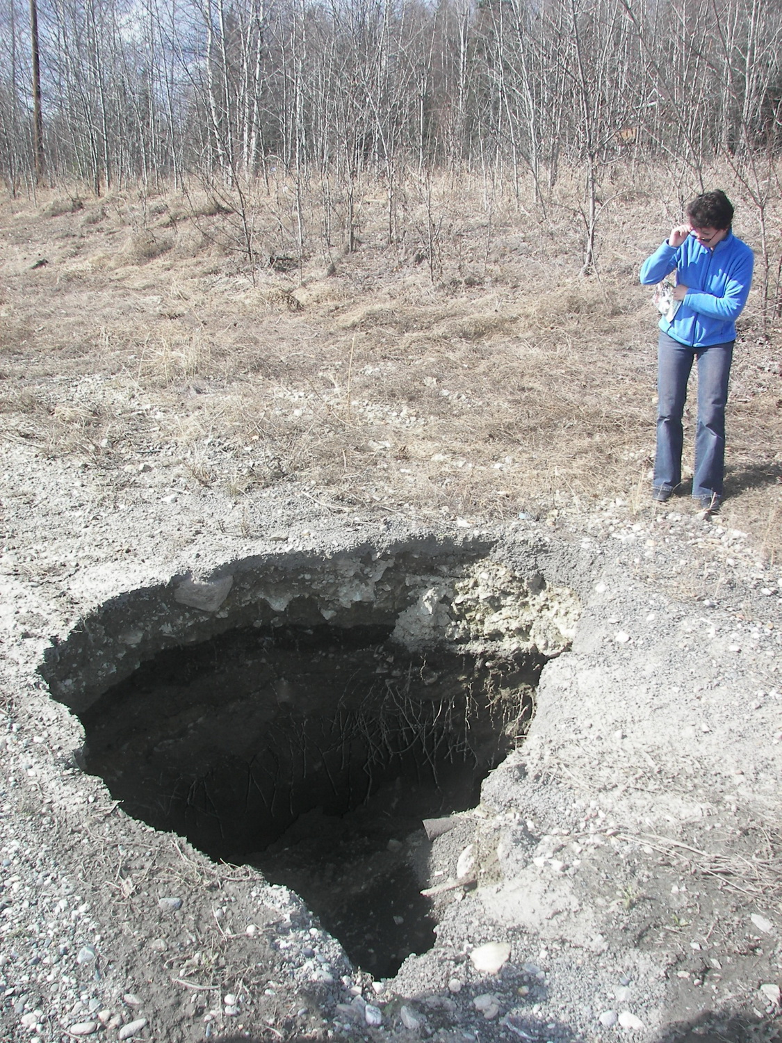 Cavit&agrave; prodotta dallo scongelamento del permafrost. Credits: NOAA.